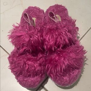 UGG SIZE 9 FUZZ SUGAR DOUBLE STRAP SLIDES HOT PINK WORN ONCE ONLY INSIDE